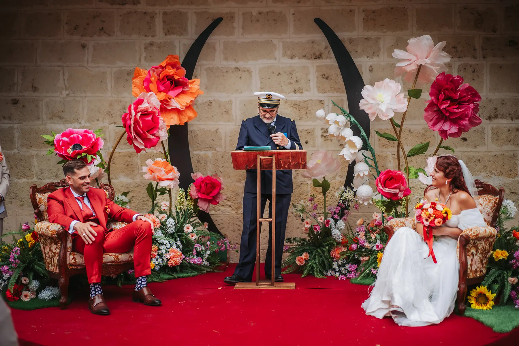 Aurélie & Jérémy 84 Cérémonie laïque avec officiant en tenue de capitaine et décor d'immenses fleurs
