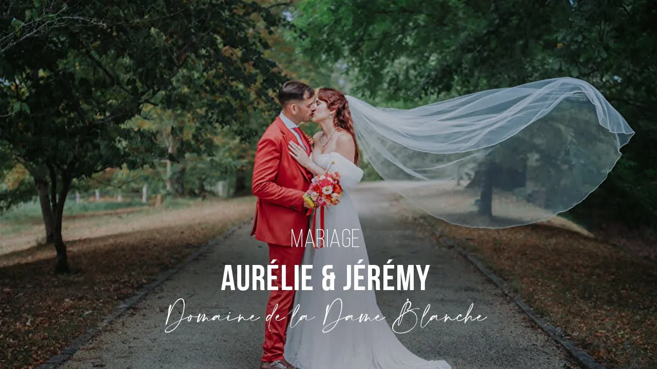 Aurélie & Jérémy 73 Mariés s'embrassant sur une allée du Domaine de la Dame Blanche avec le voile au vent