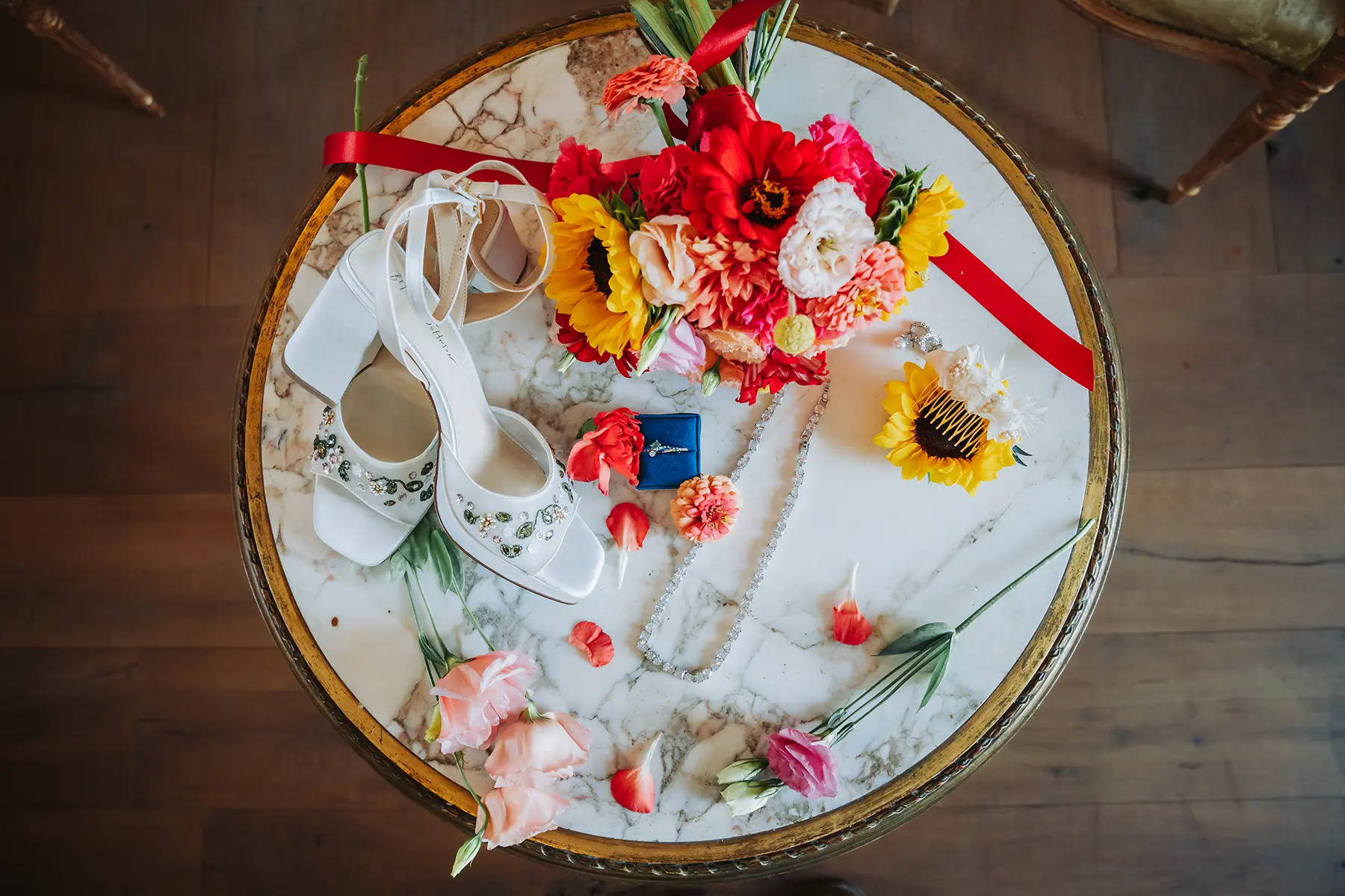 Aurélie & Jérémy 76 Bouquet de mariée coloré, chaussures ornées et bijoux sur une table en marbre