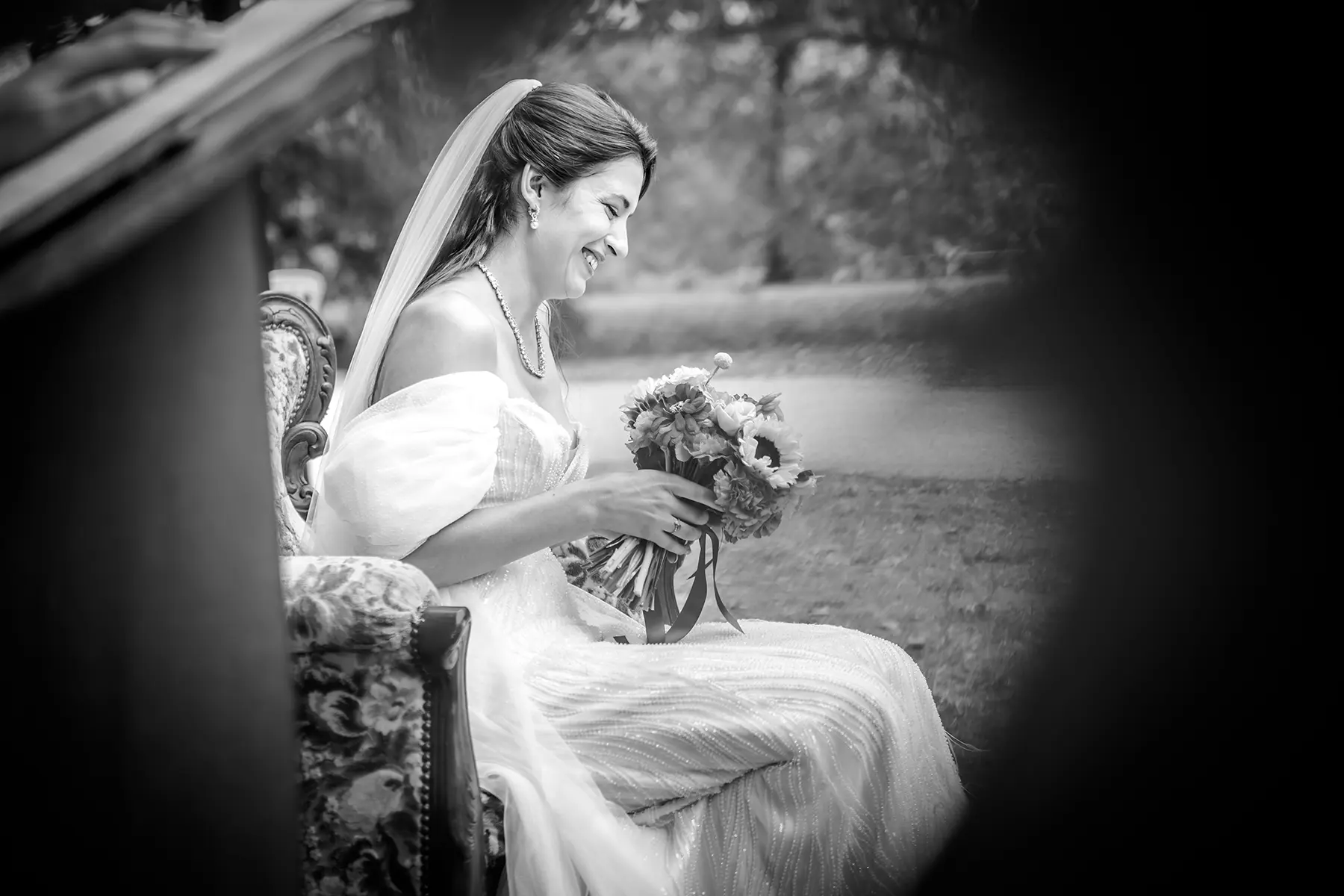 Aurélie & Jérémy 85 La mariée souriante avec son bouquet de fleurs vue en noir et blanc