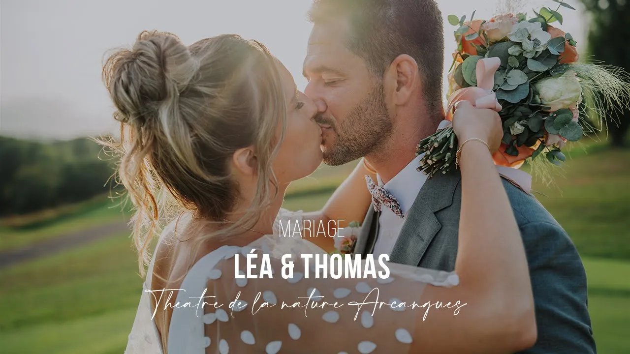 Film 13 Baiser romantique des mariés Léa et Thomas au Théâtre de la nature à Arcangues