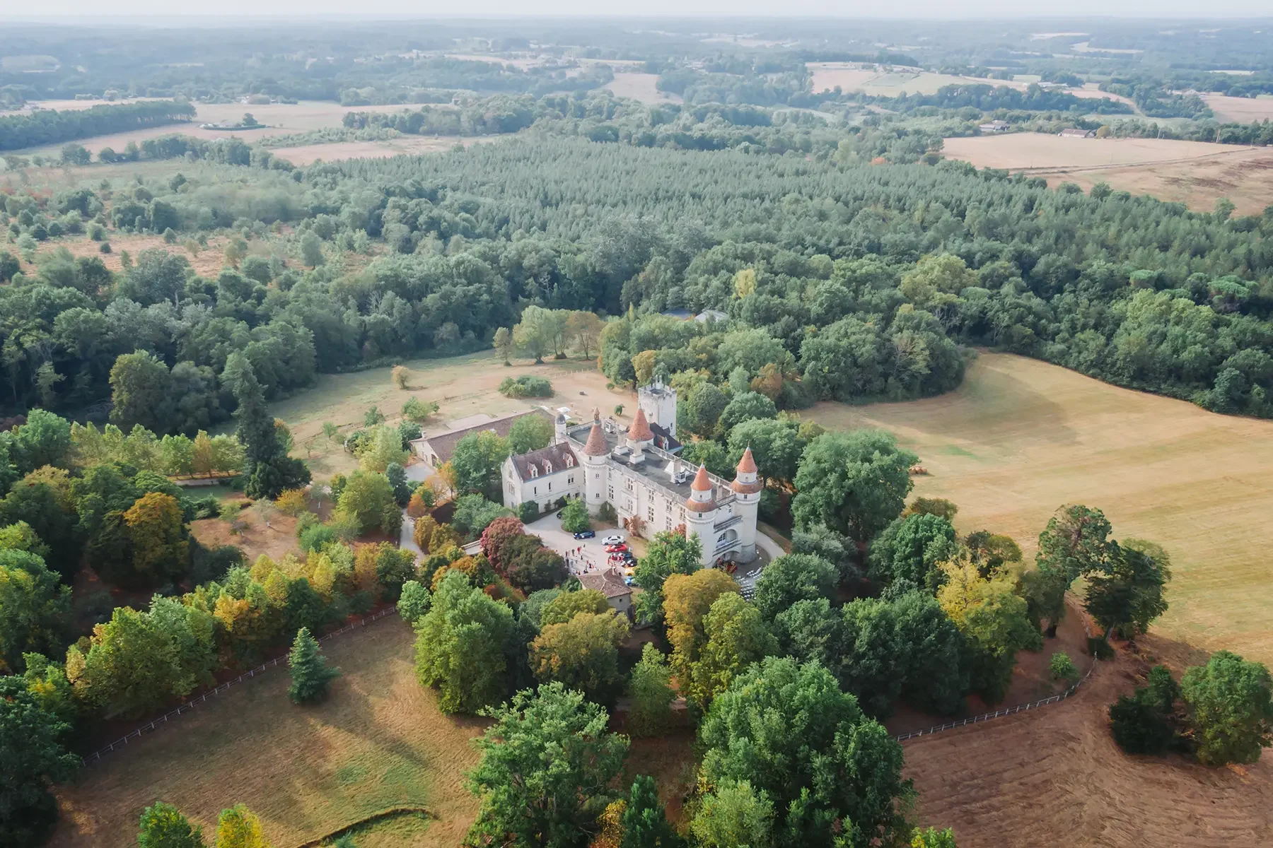 Aurélie & Jérémy 74 Vue aérienne très haute montrant le château de Grignols au milieu de la forêt et des champs