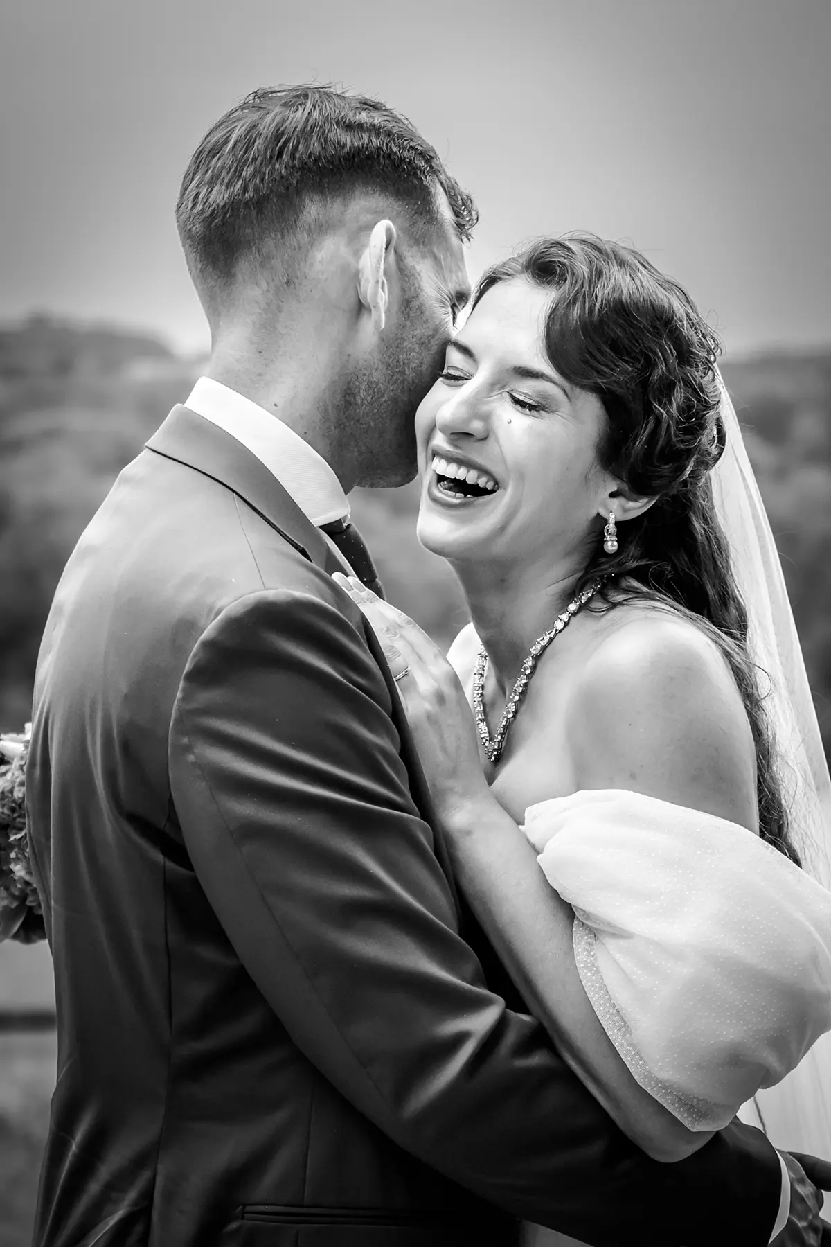 Aurélie & Jérémy 90 Gros plan sur le baiser et l'éclat de rire complice des mariés