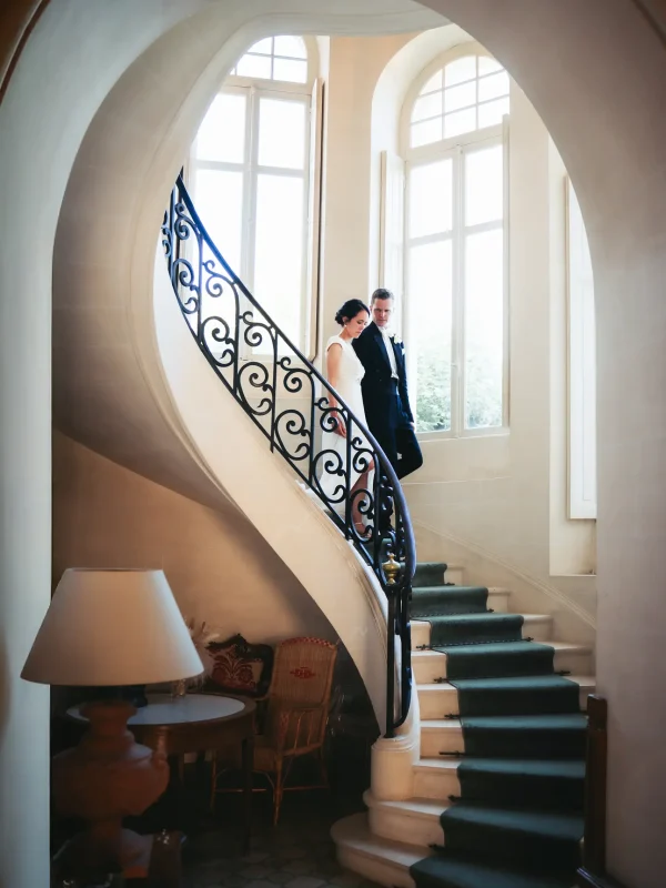 Photographe et vidéaste de mariage — couple dans l'escalier du Château Clair de Lune, Biarritz